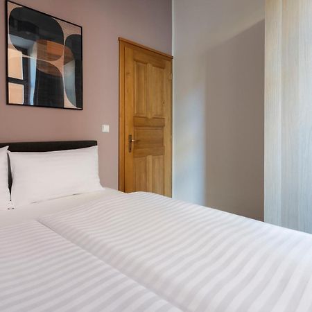 Bohemian Dreams Apartments And Suites By Dwellfort Prague Room photo