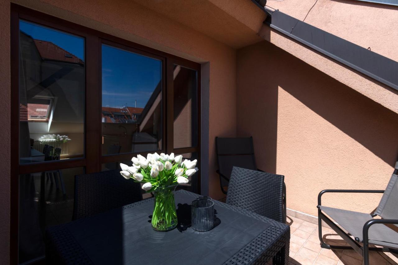 Bohemian Dreams Apartments And Suites By Dwellfort Prague Exterior photo