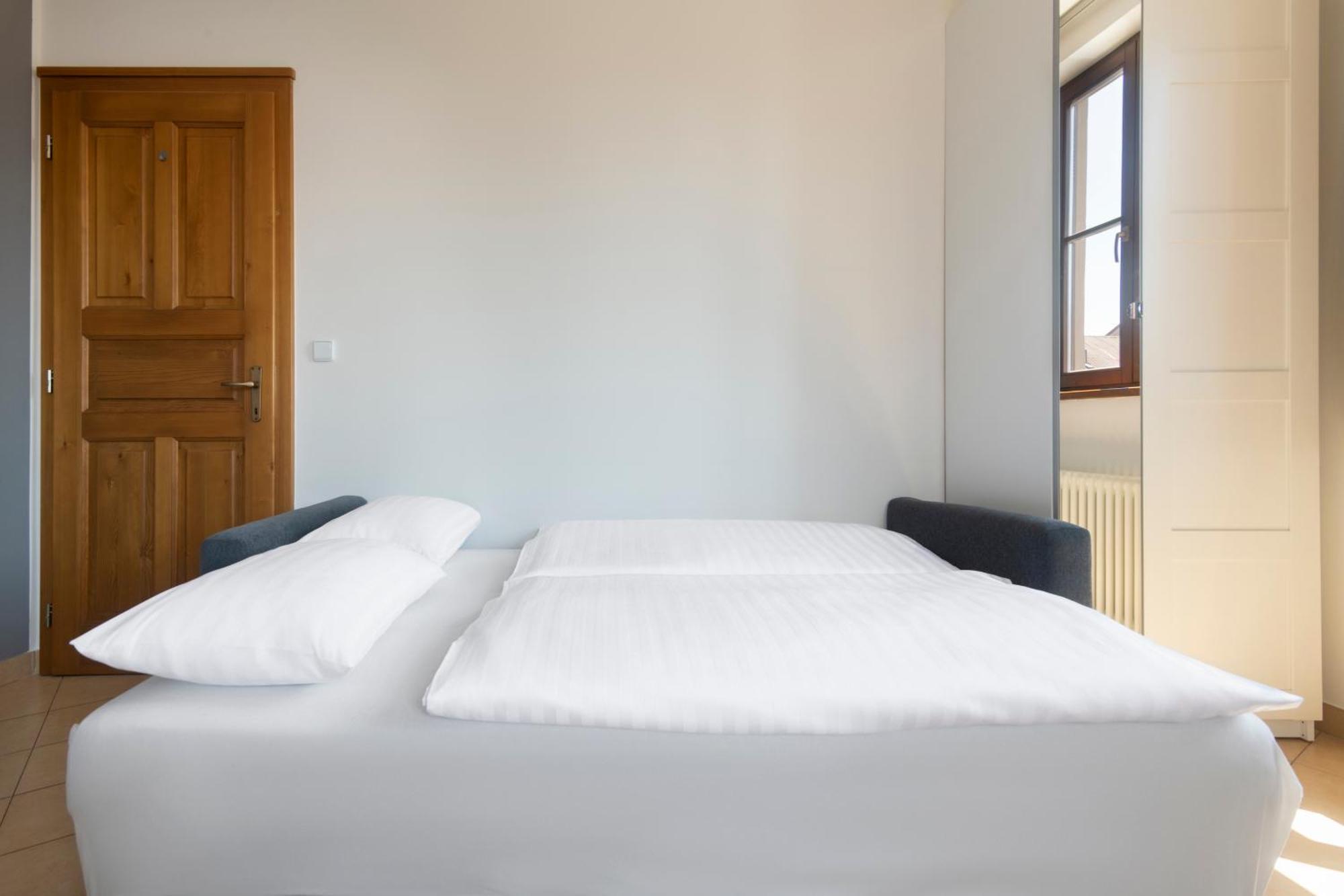 Bohemian Dreams Apartments And Suites By Dwellfort Prague Room photo