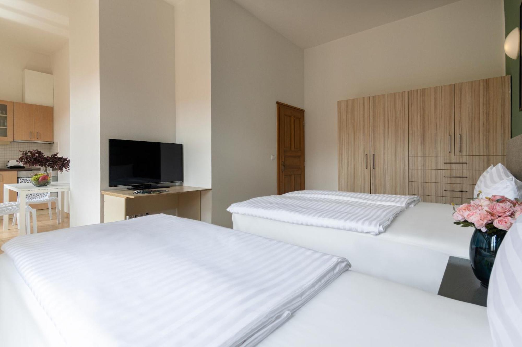 Bohemian Dreams Apartments And Suites By Dwellfort Prague Room photo
